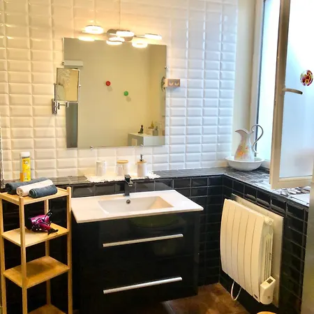 Saint House Couette-café Pons